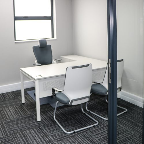 Panel leg desks & tables - ENTRAWOOD office furniture manufacturer