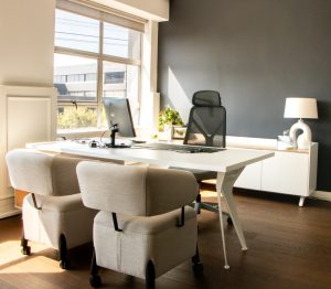Panel leg desks & tables - ENTRAWOOD office furniture manufacturer